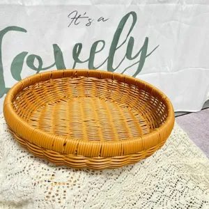 Vista dettagliata del cestino portaoggetti rotondo in rattan sintetico, perfetto per casa.