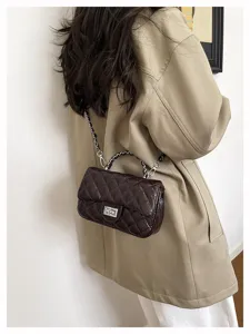 Borsa a tracolla trapuntata marrone scuro con manico a catena, design elegante per ogni giorno.