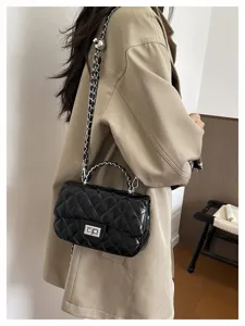 Chic borsa a tracolla trapuntata nera con catena e chiusura a girello per il lavoro.
