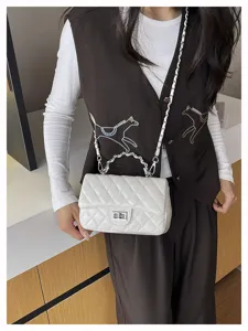 Borsa a tracolla trapuntata bianca con design a patta classica ed elegante.