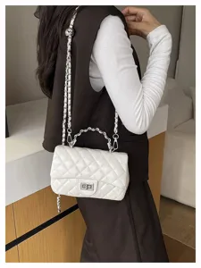 Vista dettagliata di una borsa a tracolla matelassé bianca chic con catena e chiusura.