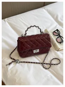 Borsa a tracolla trapuntata bordeaux con catena argentata, design elegante per il lavoro.