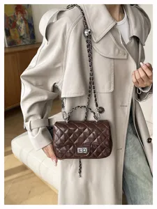 Vista dettagliata della borsa a tracolla matelassé marrone con chiusura e catena chic.