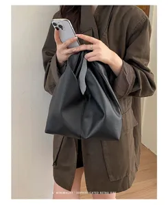 Bolso hobo plisado minimalista para mujer, elegante bolso de hombro negro para el trabajo.