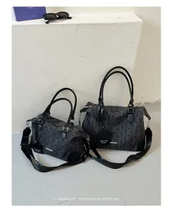 Vue détaillée du sac à main rétro élégant à pois avec poignées noires et bandoulière pratique.