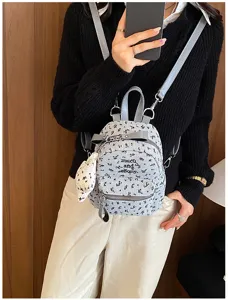 Vue détaillée d'un mini sac à dos mignon style japonais avec imprimé étoiles et nœud.