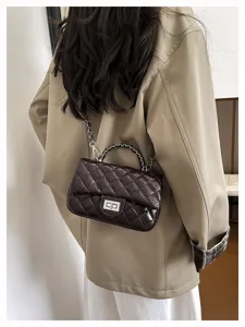 Vista dettagliata della borsa a tracolla trapuntata marrone scuro, accessorio moda PU.