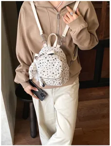 Gros plan sur le mini sac à dos mignon de style japonais avec imprimé étoiles et nœud.