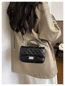 Borsa a tracolla nera in ecopelle trapuntata con catena chic e chiusura a torsione argentata.