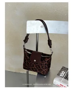 Suede leopard shoulder bag for women, retro retro Korean style chic crossbody and commuter handbag.