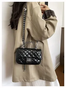 Vista dettagliata della borsa a tracolla nera trapuntata da donna, elegante pelle PU chic.