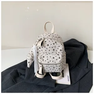 Sac à dos mignon pour femmes avec imprimé étoiles, vue de détail, style minimaliste.