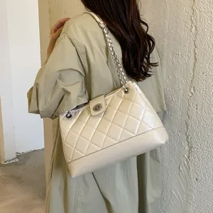 Klassische gesteppte Kettentasche für Damen, elegante Schultertasche mit Metallketten.