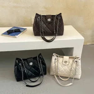 Klassische gesteppte Kettentasche für Damen, elegante Shopper Tasche mit Metallriemen.