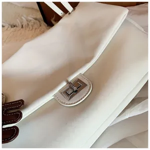 Dettaglio della borsa a tracolla in pelle intrecciata bianca, borsa casual con chiusura.