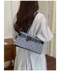 Retro polstip schoudertas met stijlvolle riemgesp detail, perfecte dagelijkse accessoire.