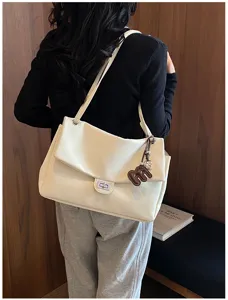 Elegante borsa a tracolla minimalista da donna con chiusura a serratura e ciondolo.