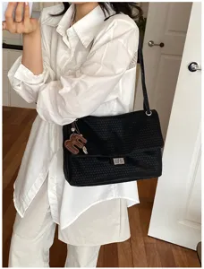 Borsa a tracolla intrecciata nera da donna, elegante borsa con chiusura in metallo.
