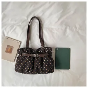 Bolso de hombro con lunares de moda, bolso fruncido bajo el brazo con elegante hebilla.