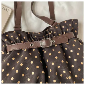 Bolso marrón de lunares para mujer, elegante bolso de hombro fruncido con hebilla.