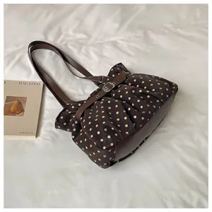 Elegante bolso de hombro marrón con lunares y fruncidos para mujer, amplio y estilo moderno.