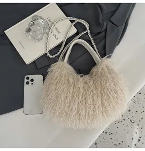 Detailansicht der schicken, flauschigen Beuteltasche mit geflochtenem Griff und Kette.