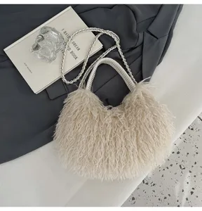 Beigefarbene flauschige Umhängetasche mit geflochtenem Riemen, weiche Kunstfell-Hobotasche.