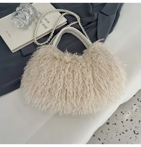 Detaillierte Ansicht der flauschigen Plüschhandtasche in Cremeweiß mit weicher Textur.