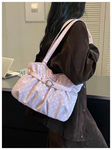 Vista detallada del bolso de hombro rosa con lunares, diseño fruncido elegante y hebilla chic.