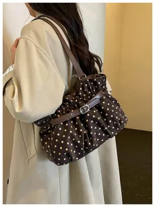 Detalle de bolso de hombro plisado de lunares chic, bolso de axila marrón con estilo para mujer.