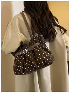 Vista detallada del bolso de hombro plisado con lunares elegante, estilo relajado.