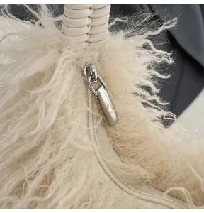 Lockerer Herbst-Plüschhandtasche Detail, weisse flauschige Umhängetasche mit Reissverschluss.