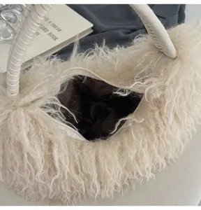 Schicke flauschige Handtasche mit geflochtenem Griff, weiches Kunstfell, modische Herbsttasche.