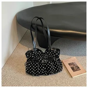 Bolso de hombro plisado con lunares negros, bolso de axila moderno con diseño elegante.