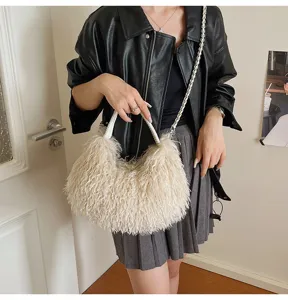 Detailansicht der stilvollen flauschigen Schultertasche mit schickem geflochtenen Gurt.