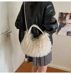 Nahaufnahme einer kuscheligen Plüsch-Schultertasche mit stilvollem geflochtenem Griff.