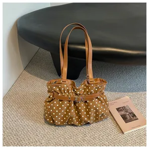 Bolso de hombro marrón con lunares y diseño plisado con asa elegante y correa de hebilla chic