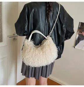 Modische flauschige Damen Umhängetasche aus Plüsch mit geflochtenem Griff und Kette.