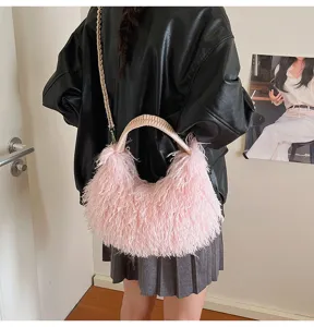 Rosa Plüsch Schultertasche mit geflochtenem Griff und Kette für herbstliche Freizeit.