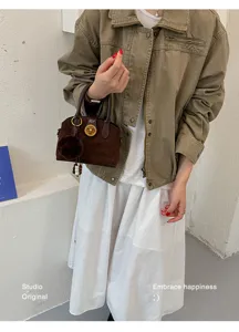 Élégant sac à main en daim marron vintage sac bandoulière avec serrure ronde et charm.