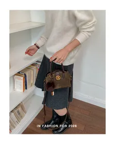 Sac à épaule rétro en suédine avec fermoir métallique et charm pelucheux pour le travail.