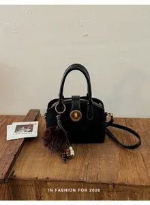 Sac à bandoulière noir en cuir PU pour femme avec charmant pompon en peluche doux.