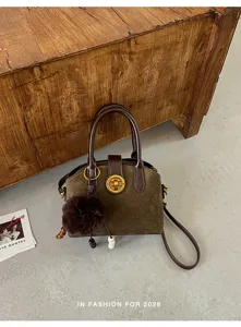 Vue détaillée du sac à bandoulière rétro en daim, sac à main d'automne élégant avec pompon.