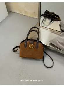 Sac à main vintage marron pour femme, élégant sac bandoulière décontracté avec serrure.
