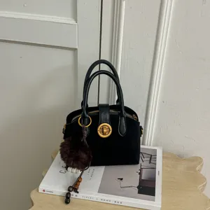Petit Sac Carré en Daim pour Femme Fermoir en Métal Pendentif Pompon Sac à Épaule Bandoulière Patchwork Mode Décontractée Main