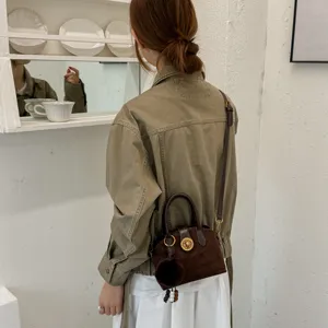 Sac à bandoulière en suédine marron design niche style coréen pour femme sac rétro chic.