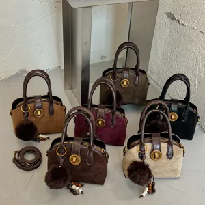 Sac à bandoulière carré en daim pour femme sac rétro avec pendentif pompon en peluche