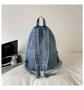 Gedetailleerd overzicht van casual denim rugzak, retro gewassen stof, ideaal voor dagelijks gebruik.