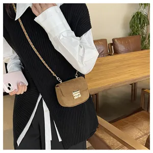 Schicke Wildleder Umhängetasche für Damen und Mädchen mit stylischem Kettenriemen und Schloss.