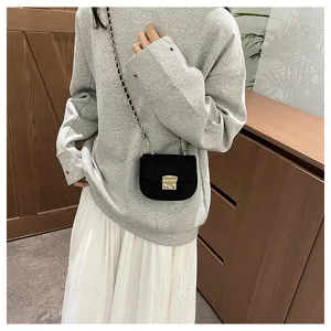 Kleine schwarze Umhängetasche mit Goldkette, schicke und minimalistische Mini Damestasche.